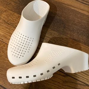 Calzuro white clogs 38-39 5-5 1/2- 6 (fit like a 9 us womens)